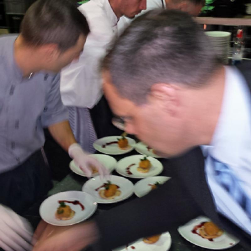 Anrichteservice in unserer mobilen Küche | Messerich Catering