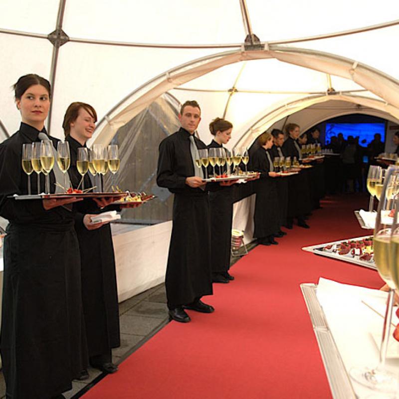 Wir freuen uns auf Sie! Geschminkt und ansprechend frisiert  | Messerich Catering