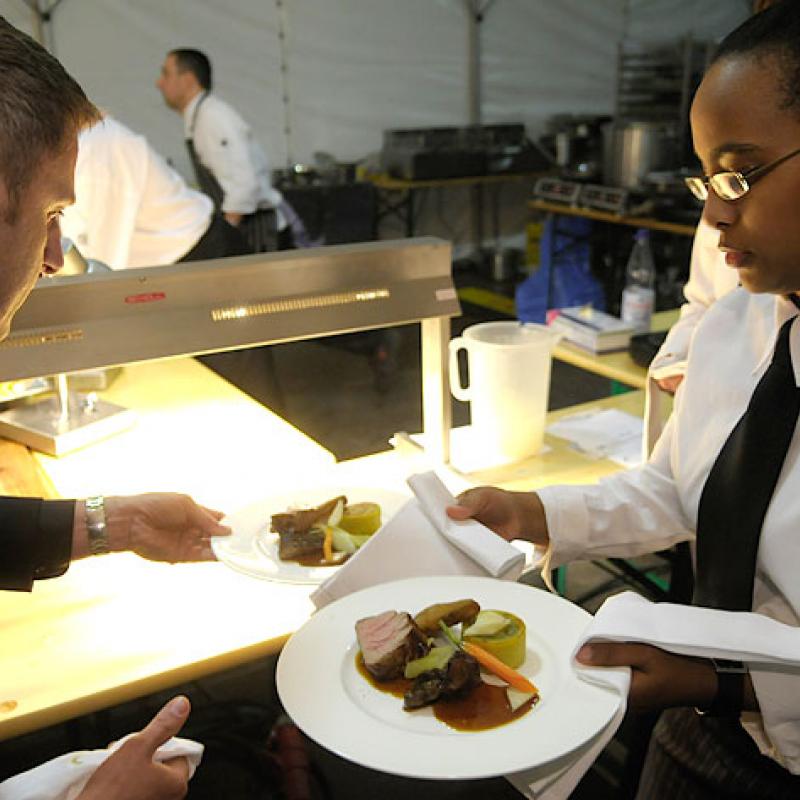 Angerichtete Hauptgangspeise nach dem letzten Check  | Messerich Catering